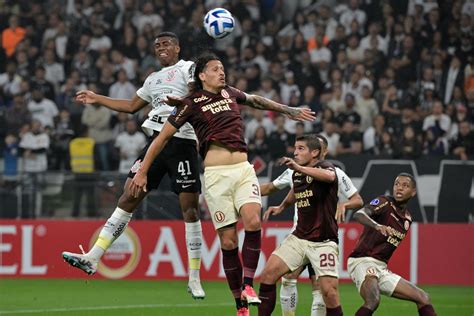 universitario vs corinthians hora